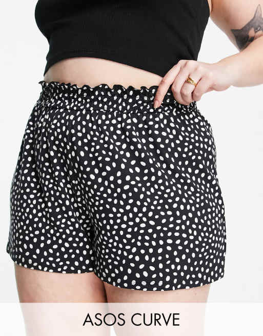 Pantalones cortos monocromático con estampado de lunares y cinturilla fruncida de ASOS DESIGN Curve
