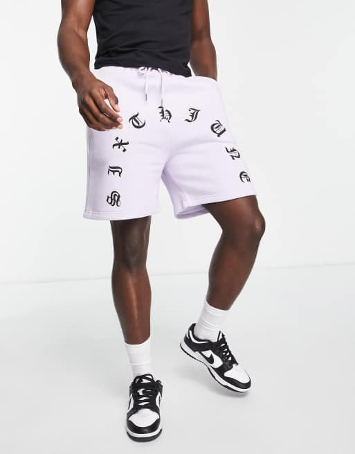 Pantalones cortos morados con estampado de tipografía gótica de Sixth June