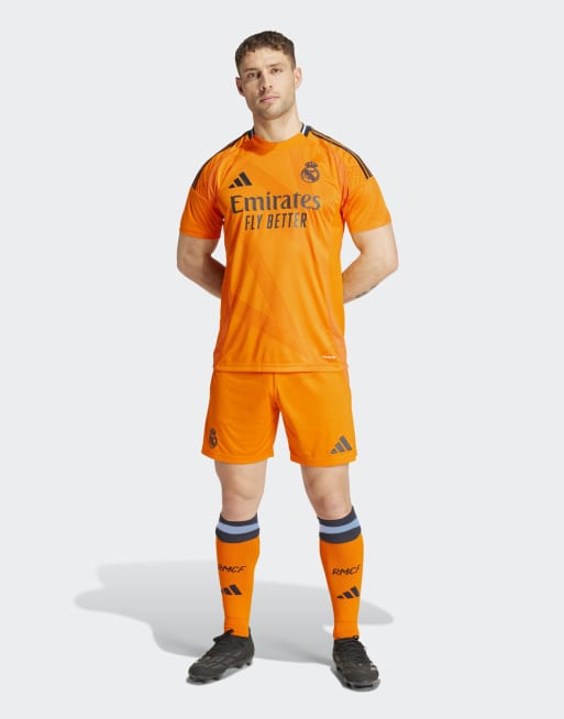 Pantalones cortos naranjas con diseño de la segunda equipación del Real Madrid de la temporada 24/25 de adidas Performance