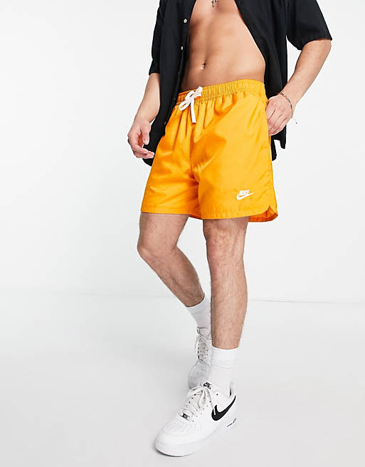 Hombre Pantalones cortos | Pantalones cortos naranjas con forro Flow de Nike - HK54757