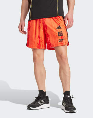 Pantalones cortos naranjas y rojos con diseño del Arsenal x NTS UBP de adidas Performance