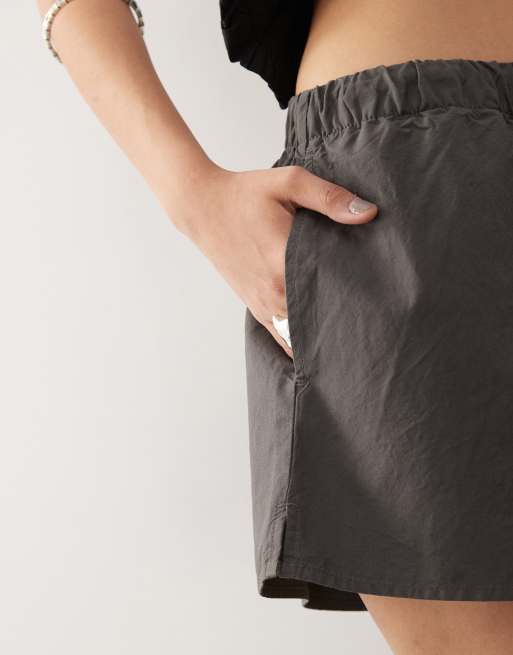 Pantalones cortos negro apagado con cinturilla elástica de Weekday, 5 de 5