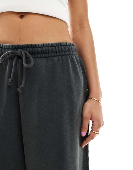 Pantalones cortos negro lavado unisex de corte alargado de ASOS DESIGN, 4 de 4