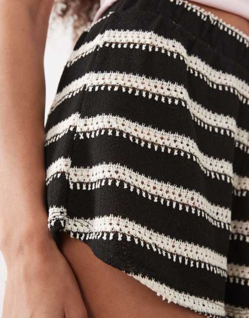 Pantalones cortos negros a rayas de punto texturizado de River Island (parte de un conjunto) , 4 de 5
