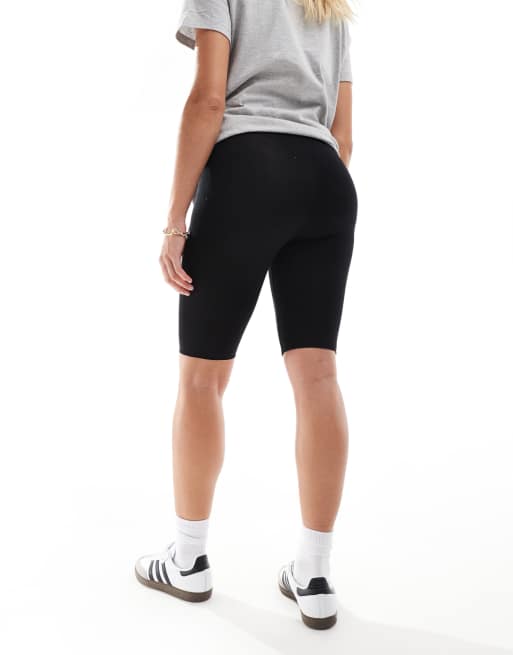 Pantalones cortos negros básicos estilo leggings por encima del vientre de ASOS DESIGN Maternity, 5 de 5