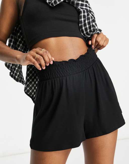 Pantalones cortos negros con cintura fruncida de ASOS DESIGN