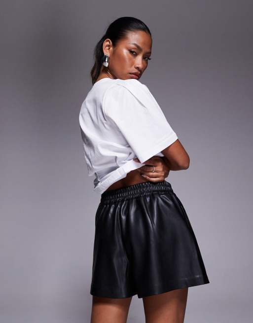 Pantalones cortos negros con cinturilla elástica de cuero sintético de River Island , 2 de 5
