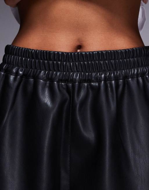 Pantalones cortos negros con cinturilla elástica de cuero sintético de River Island , 3 de 5