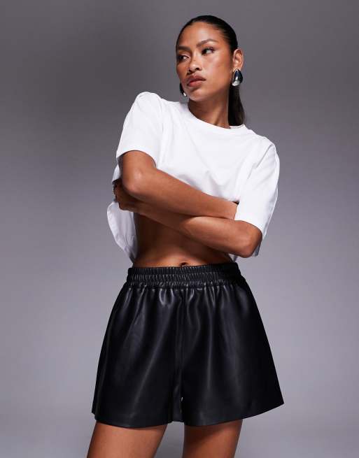 Pantalones cortos negros con cinturilla elástica de cuero sintético de River Island , 4 de 5