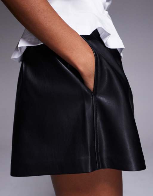 Pantalones cortos negros con cinturilla elástica de cuero sintético de River Island , 5 de 5
