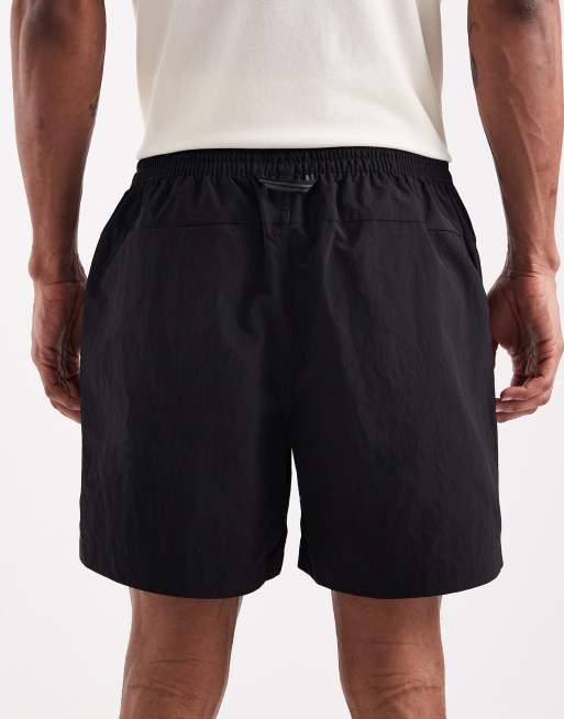 Pantalones cortos negros con cordón ajustable y cinta del logo de tejido antidesgarros de Fred Perry, 5 de 5