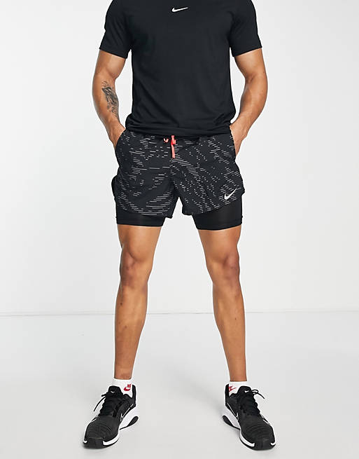 Hombre Pantalones cortos | Pantalones cortos negros con diseño 2 en 1 Dri-FIT Run Division Flex Stride de Nike Running - HK06966
