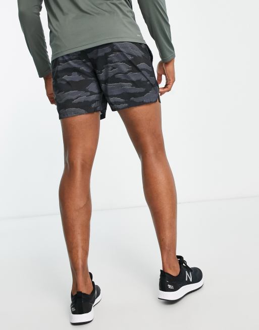 Pantalones cortos negros con estampado de camuflaje Accelerate de New Balance Running , 2 de 4