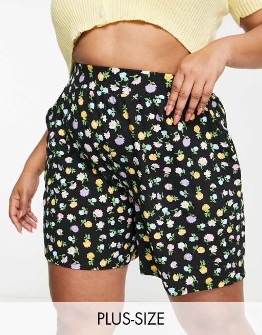 Pantalones cortos negros con estampado floral de Simply Be