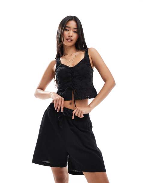 Pantalones cortos negros con lazada delantera de tejido texturizado de ONLY (parte de un conjunto) - view 1