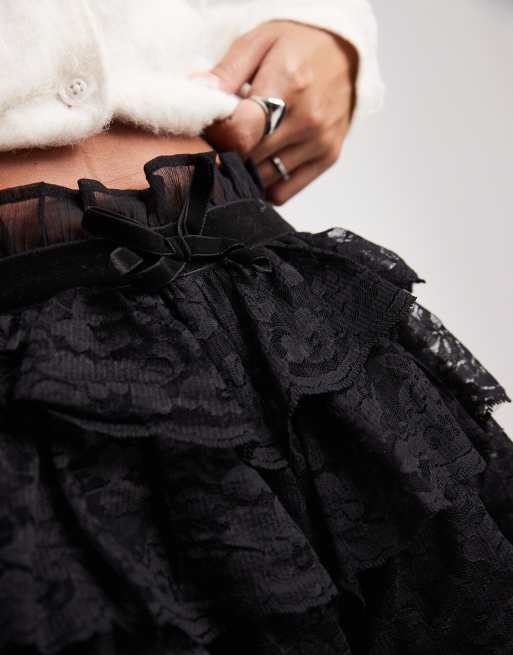 Pantalones cortos negros con volantes de encaje de Miss Selfridge, 5 de 5