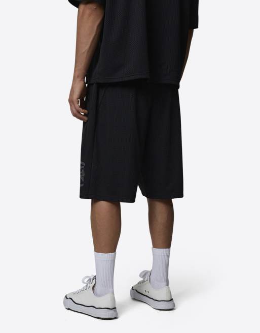 Pantalones cortos negros de doble capa con monograma de punto de malla de Good For Nothing, 2 de 4