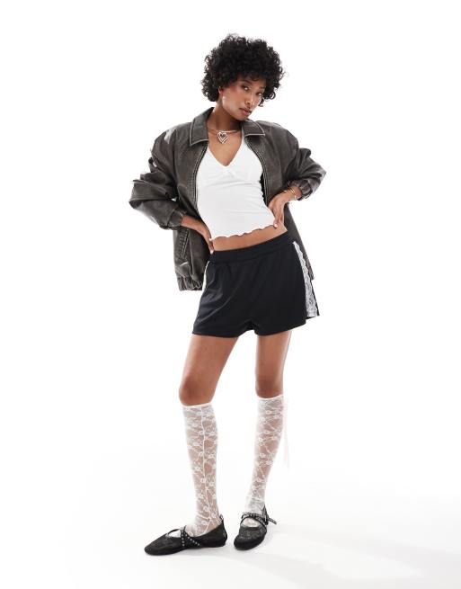 Pantalones cortos negros de estilo deportivo con ribete blanco de encaje de Monki