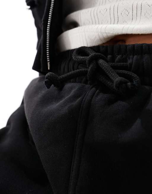 Pantalones cortos negros de punto Essence exclusivos en ASOS de Weekday, 5 de 5