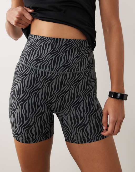 Pantalones cortos negros de talle alto con estampado de tigre Infinite de OOSC, 3 de 5