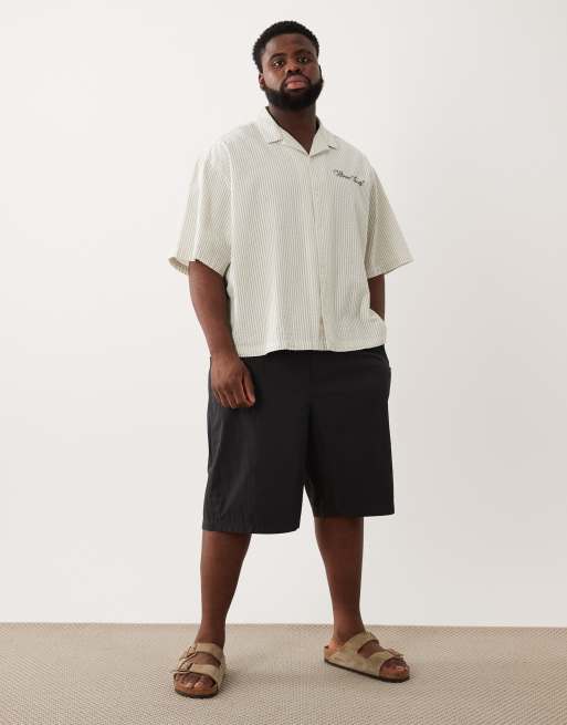 Pantalones cortos negros elásticos de corte alargado con pinzas de ASOS DESIGN, 2 de 6
