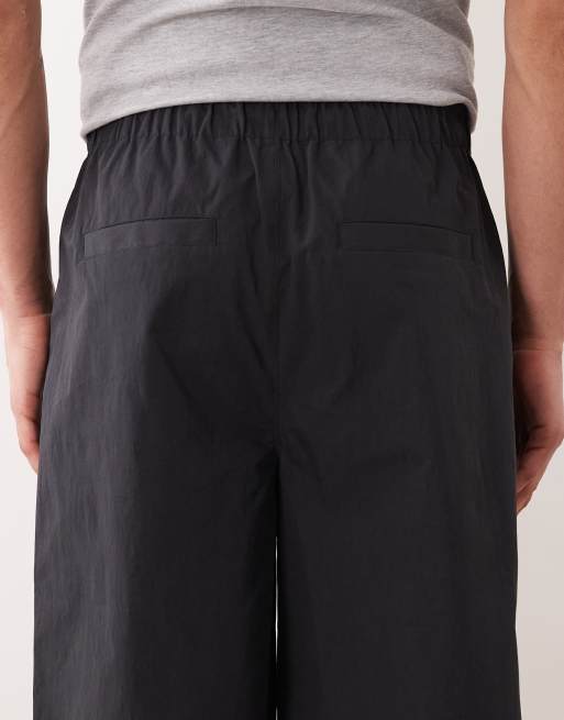 Pantalones cortos negros elásticos de corte alargado con pinzas de ASOS DESIGN, 5 de 6