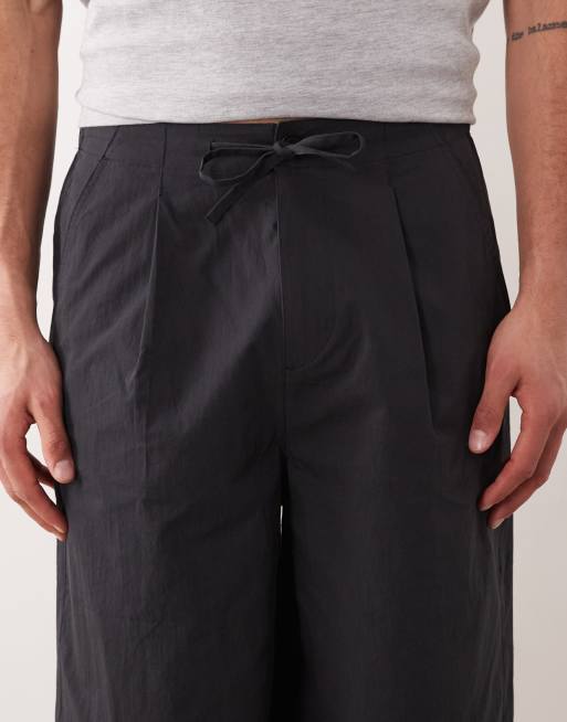 Pantalones cortos negros elásticos de corte alargado con pinzas de ASOS DESIGN, 6 de 6