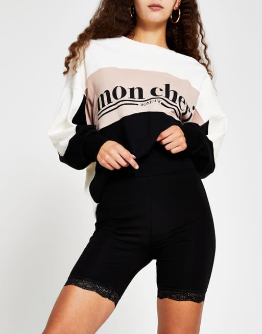 Pantalones cortos negros estilo legging con borde de encaje de River Island