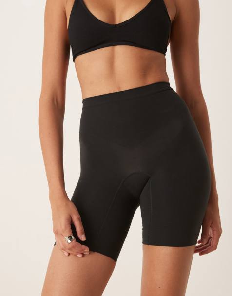 Pantalones cortos negros hasta la mitad del muslo de talle alto con cinturilla antideslizante SPANXsculpt Seamless Power de Spanx - view 1