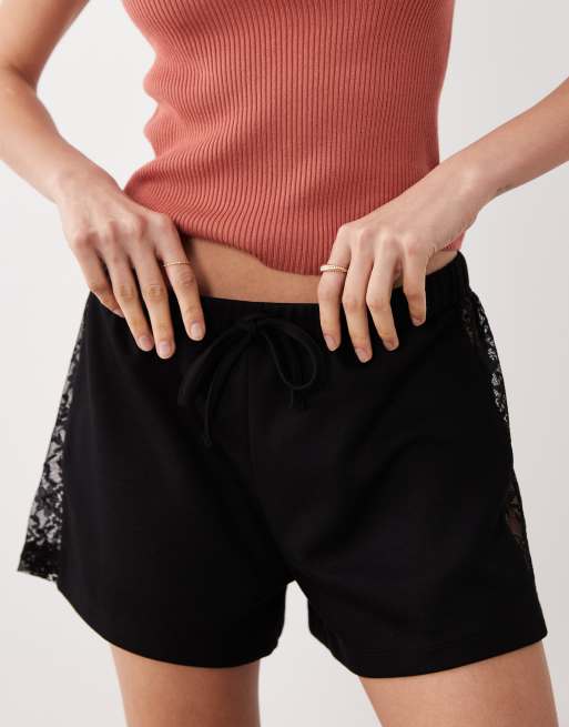 Pantalones cortos negros holgados con panel lateral de encaje de ASOS DESIGN, 4 de 5