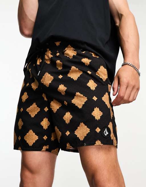 Pantalones cortos negros y dorados con estampado de mandala de Volcom parte de un conjunto ASOS