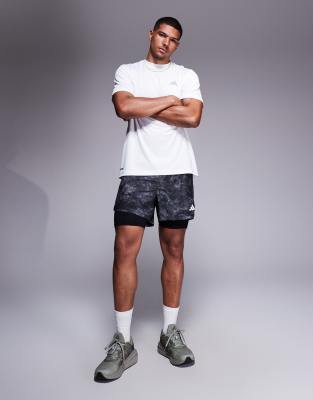 Pantalones cortos negros y grises con diseño 2 en 1 y estampado Own The Run de adidas Running - view 1