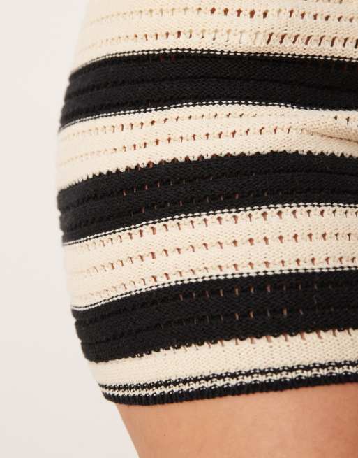 Pantalones cortos playeros a rayas monocromáticas de punto Sally de ASOS DESIGN Curve (parte de un conjunto), 4 de 5
