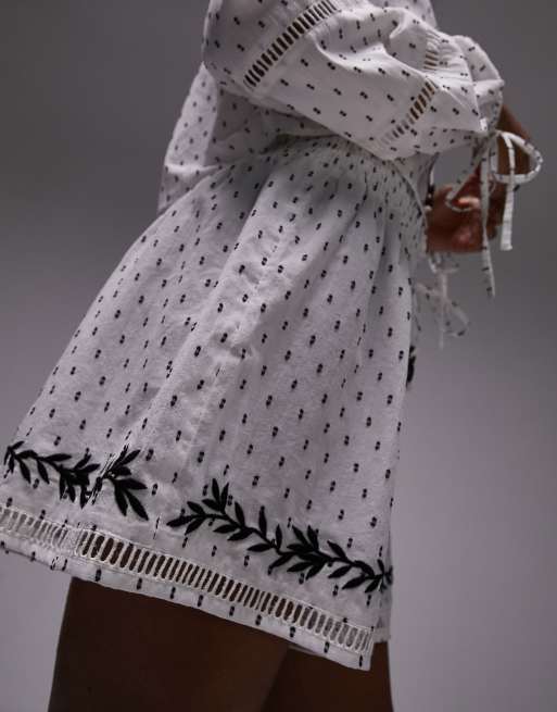 Pantalones cortos playeros blancos con bordados de Topshop parte de un conjunto