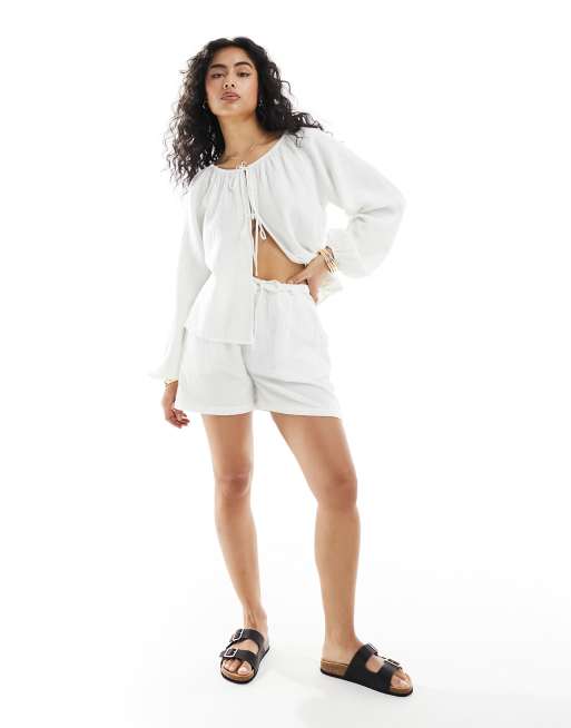 Pantalones cortos playeros blancos con cordón ajustable de Iisla & Bird (parte de un conjunto)