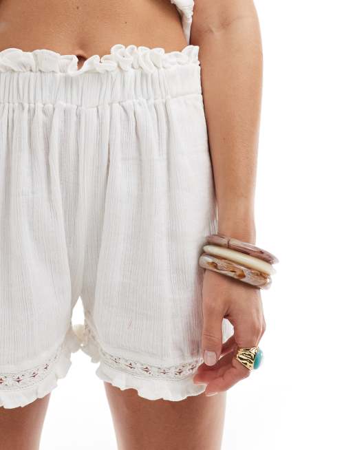 Pantalones cortos playeros blancos con detalle de volante exclusivos de Esmee, 3 de 5