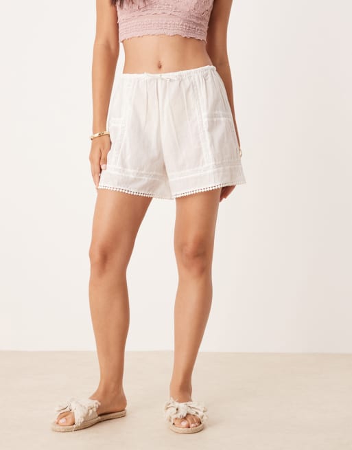 Pantalones cortos playeros blancos con diseño bordado de tejido transparente de ASOS DESIGN, 3 de 5