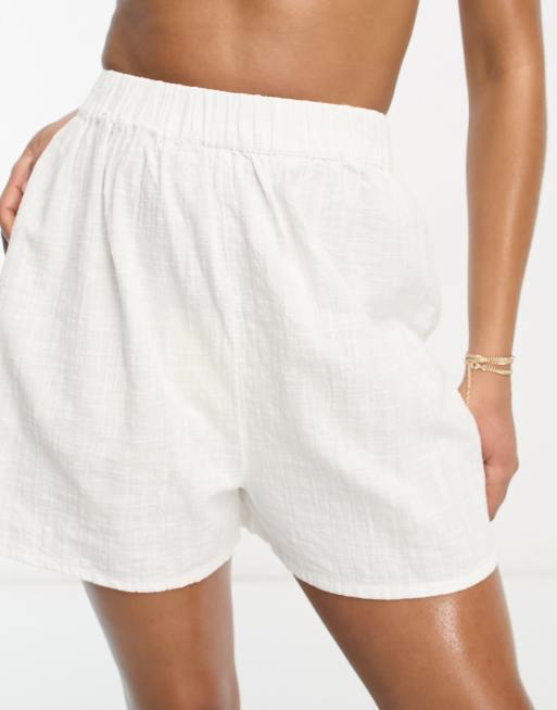 Pantalones cortos playeros blancos texturizados de ASOS DESIGN Tall (parte de un conjunto), 3 de 4