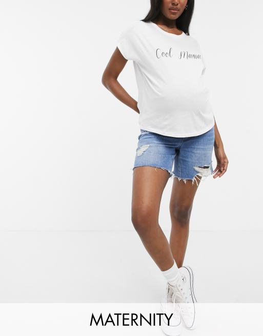 Pantalones cortos premamá con lavado medio rasgados de talle alto y corte a medio muslo de Urban Bliss Maternity