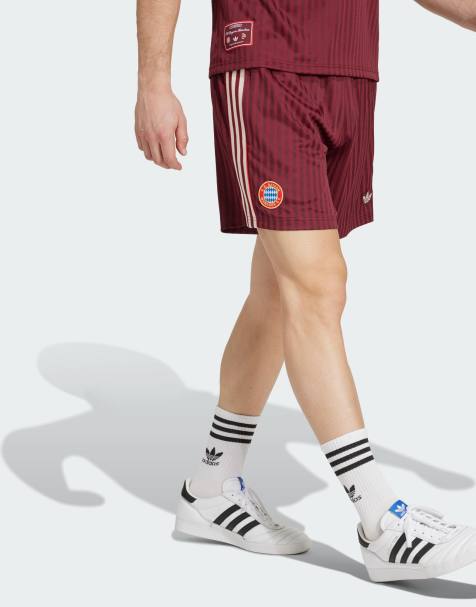Pantalones cortos rojo sombra con diseño del FC Bayern Terrace Icons de adidas Originals - view 1
