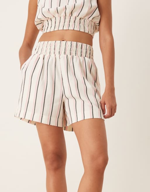Pantalones cortos rosas a rayas con diseño fruncido de ASOS DESIGN (parte de un conjunto), 2 de 4