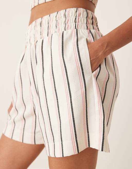 Pantalones cortos rosas a rayas con diseño fruncido de ASOS DESIGN (parte de un conjunto), 3 de 4