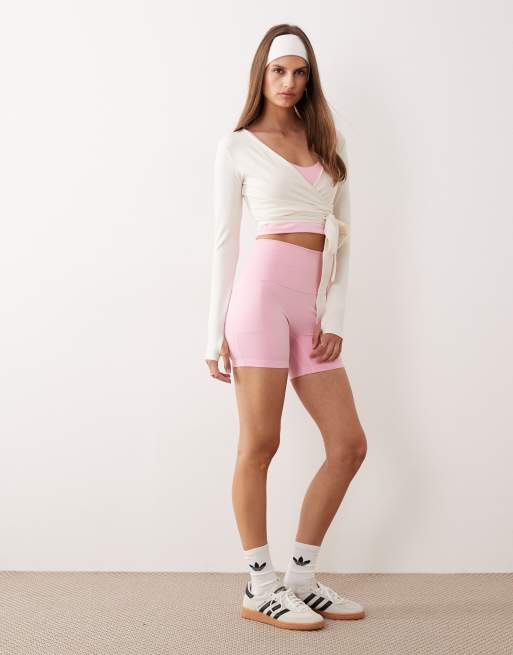Pantalones cortos rosas ajustados con detalle de tres rayas Studios de adidas Performance, 2 de 5