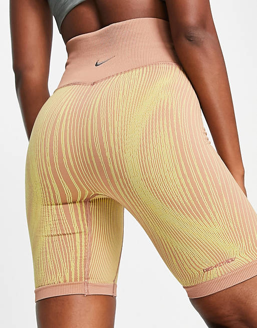 Mujer Yoga y estudio | Pantalones cortos rosas ajustados de talle alto Dri-FIT ADV de Nike Yoga - ZB50469