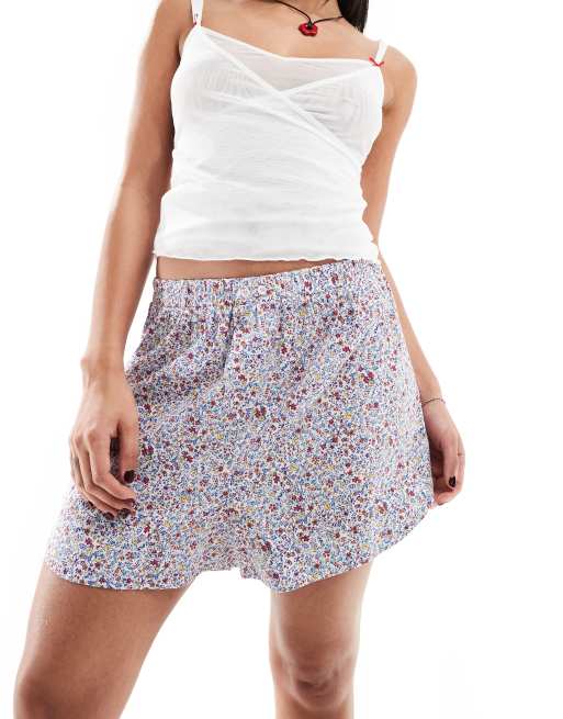 Pantalones cortos rosas y multicolores estilo bóxer con estampado de florecitas de Free People