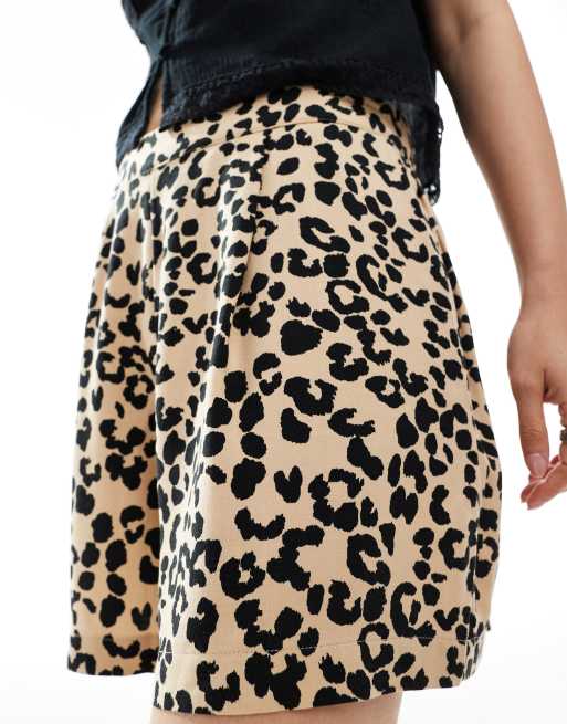 Pantalones cortos sin cierres con estampado animal de ASOS DESIGN, 4 de 5
