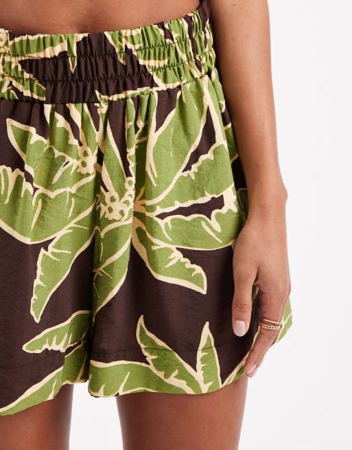 Pantalones cortos sin cierres con estampado de palmeras de ASOS DESIGN (parte de un conjunto), 3 de 4