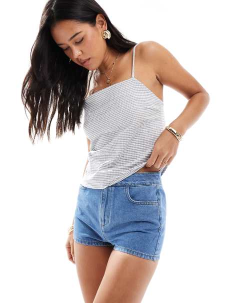 Pantalones cortos vaqueros ajustados con lavado medio de Miss Selfridge - view 1