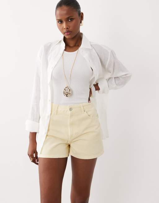 Pantalones cortos vaqueros amarillo crema de talle alto de ASOS DESIGN, 2 de 5