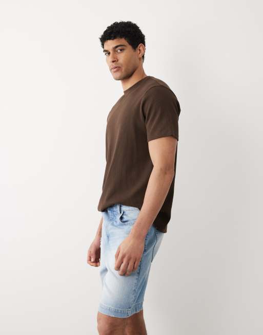Pantalones cortos vaqueros azul claro lavado con diseño rasgado de ASOS DESIGN, 3 de 5